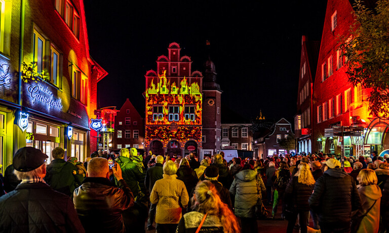 Meppener Weihnachtsmarkt bringt Historisches Rathaus zum Leuchten