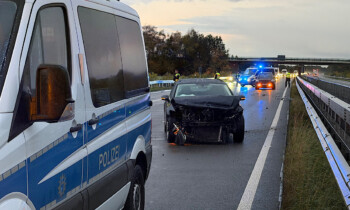 Aquaplaning auf der A31: Autofahrerin verliert Kontrolle über VW Passat und prallt gegen Leitplanke
