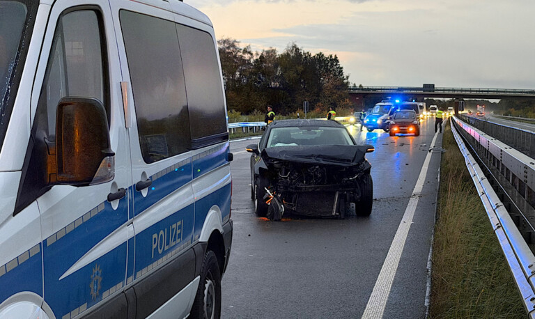 Aquaplaning auf der A31: Autofahrerin verliert Kontrolle über VW Passat und prallt gegen Leitplanke
