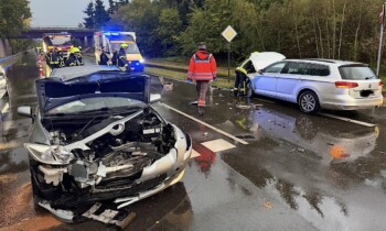 Vorfahrtsverstoß in Schöninghsdorf: Mehrere Leichtverletzte bei schwerem Verkehrsunfall
