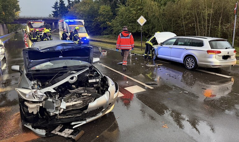 Vorfahrtsverstoß in Schöninghsdorf: Mehrere Leichtverletzte bei schwerem Verkehrsunfall