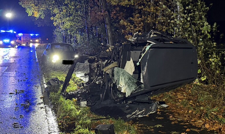 Schwerer Verkehrsunfall zwischen Klein Berßen und Apeldorn – Motorblock aus Pkw gerissen