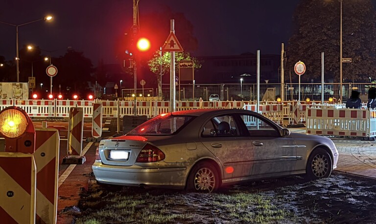 Abkürzung missglückt: Mercedes bleibt in Meppen im Baustellenschlamm stecken